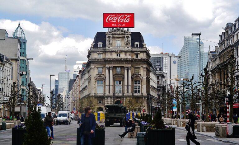 Coca-Cola wil De Brouckèreplein in Brussel vanonder lichtreclame weg: “Past niet bij ons imago”
